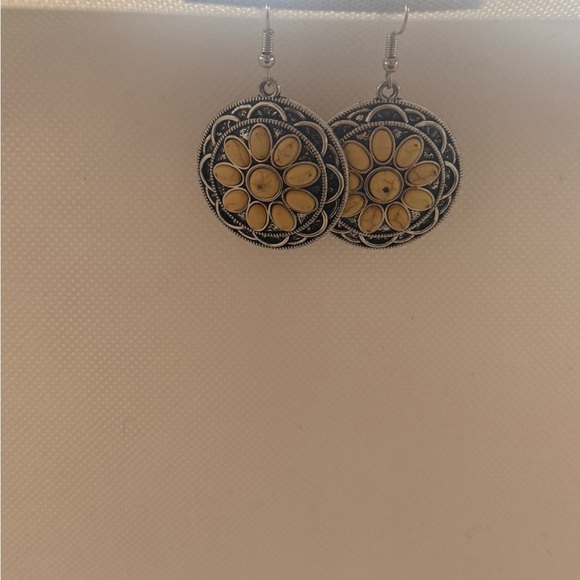 Paparazzi Mesa Oasis Earrings – Yellow Crackle Stone & Silver Medallion – EUC - Picture 4 of 4